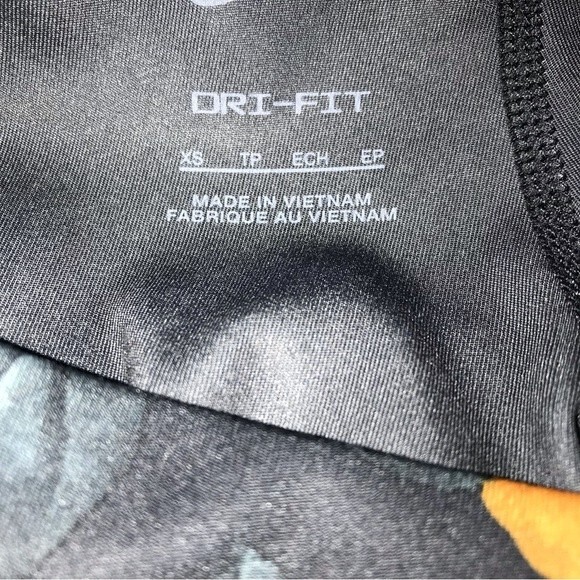 Nike Mid-Rise 7" Printed Women's Training Shorts (*NWT) - Picture 5 of 6